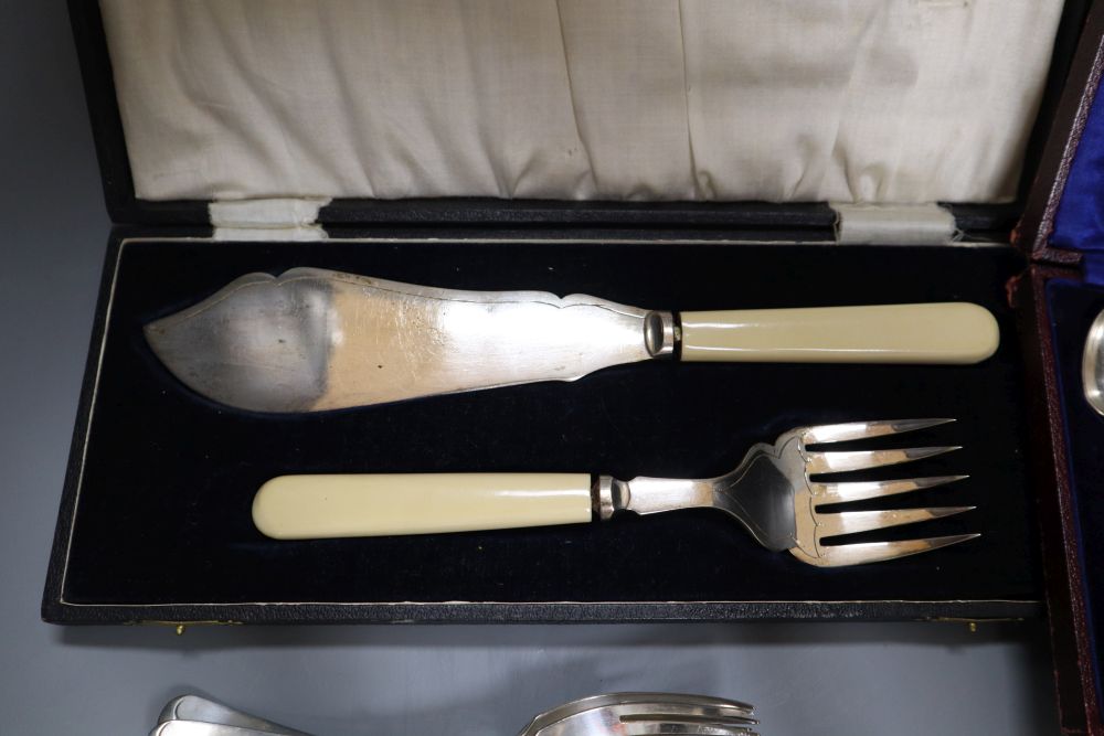 Silver plated ware, including a cased set of six napkin rings